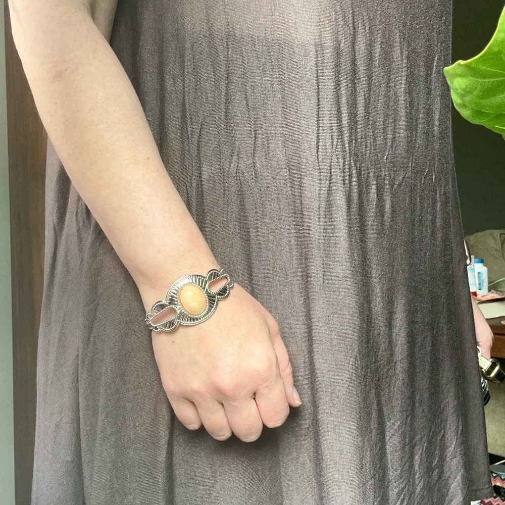 Elegant Silver Bracelet with Cream Stone